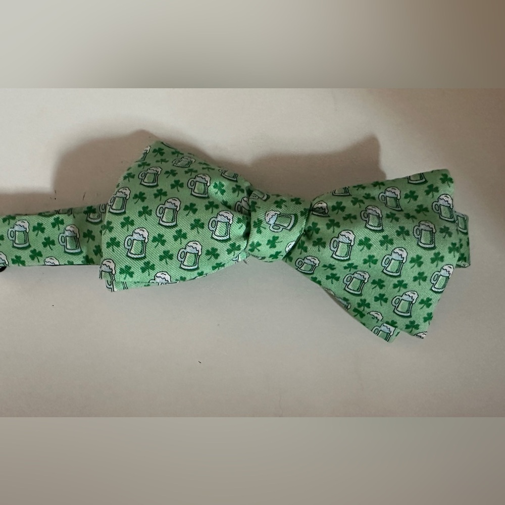 Vineyard Vines St. Patty’s Green Bow Tie with Beer Mug and Shamrock Pattern NWT
